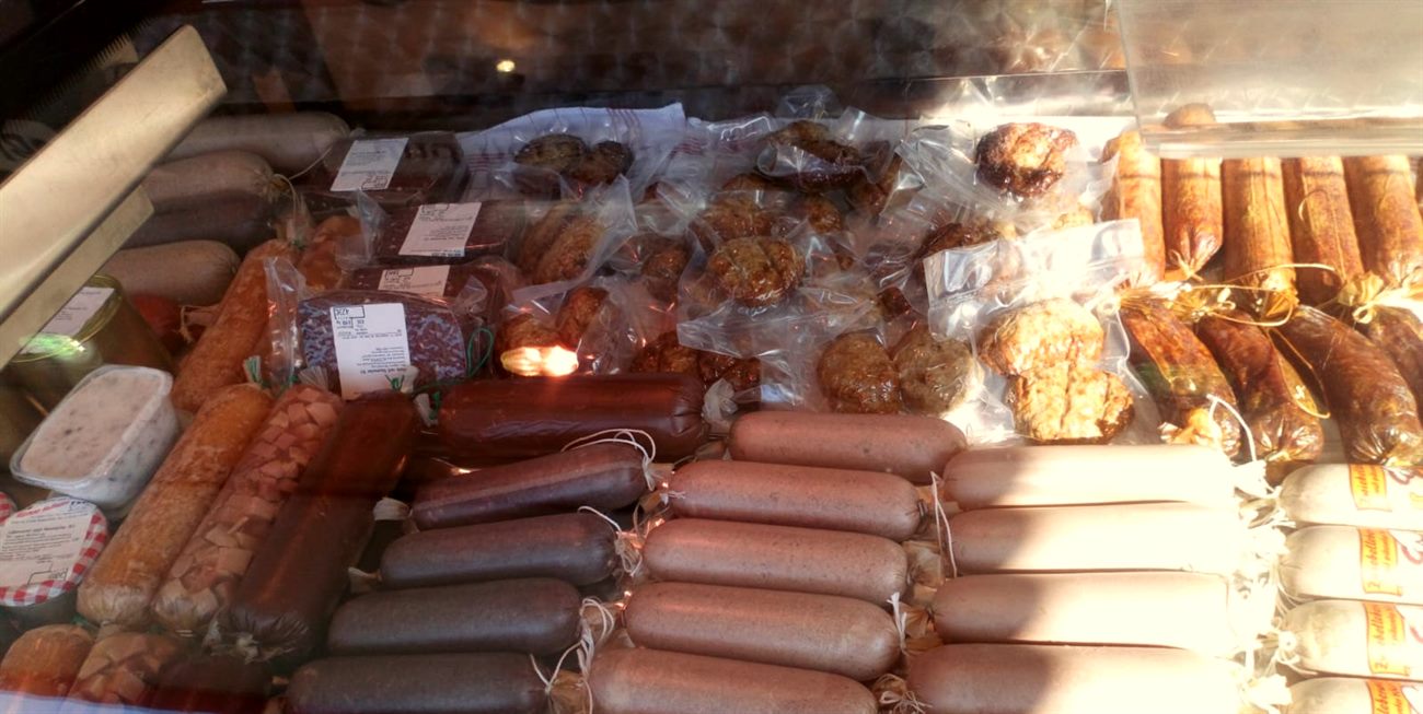 Reich gefüllte Wurst- und Fleischtheke mit Hausmacher Spezialitäten