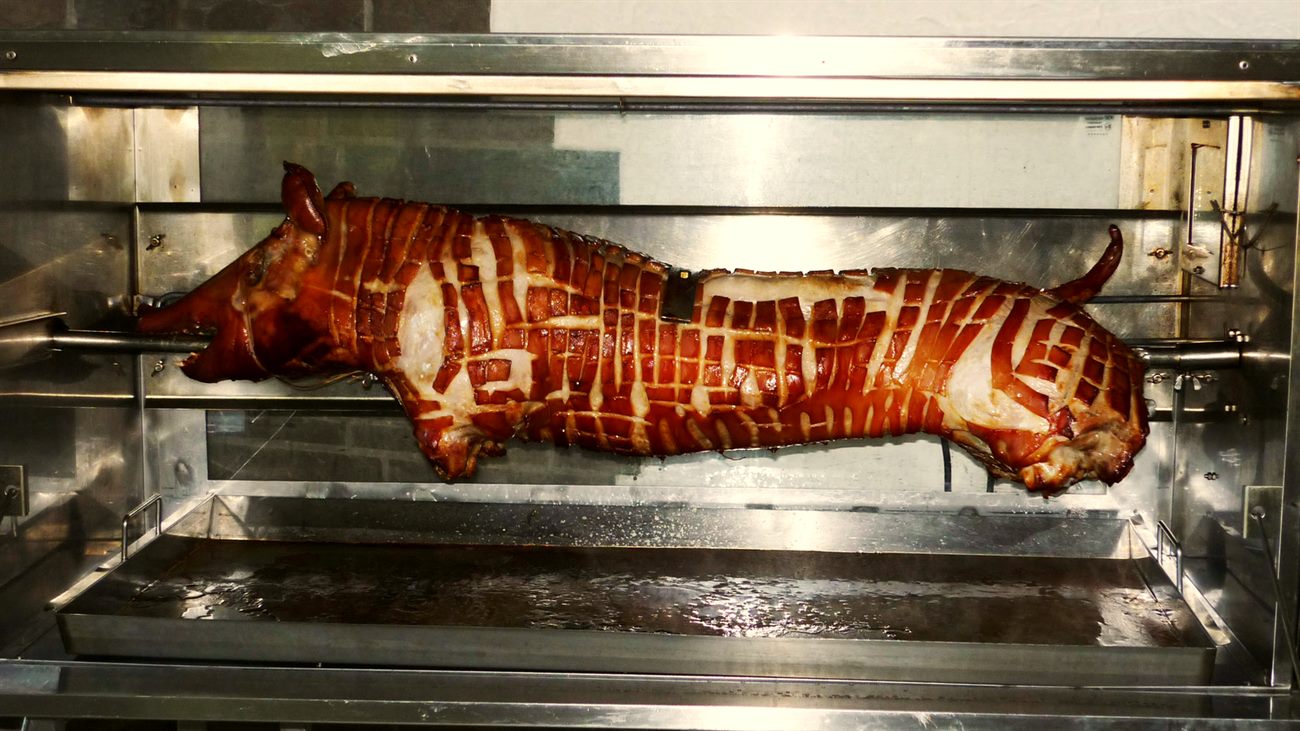 Knuspriges Spanferkel vom Drehspieß aus dem Partyservice Ahlemeier