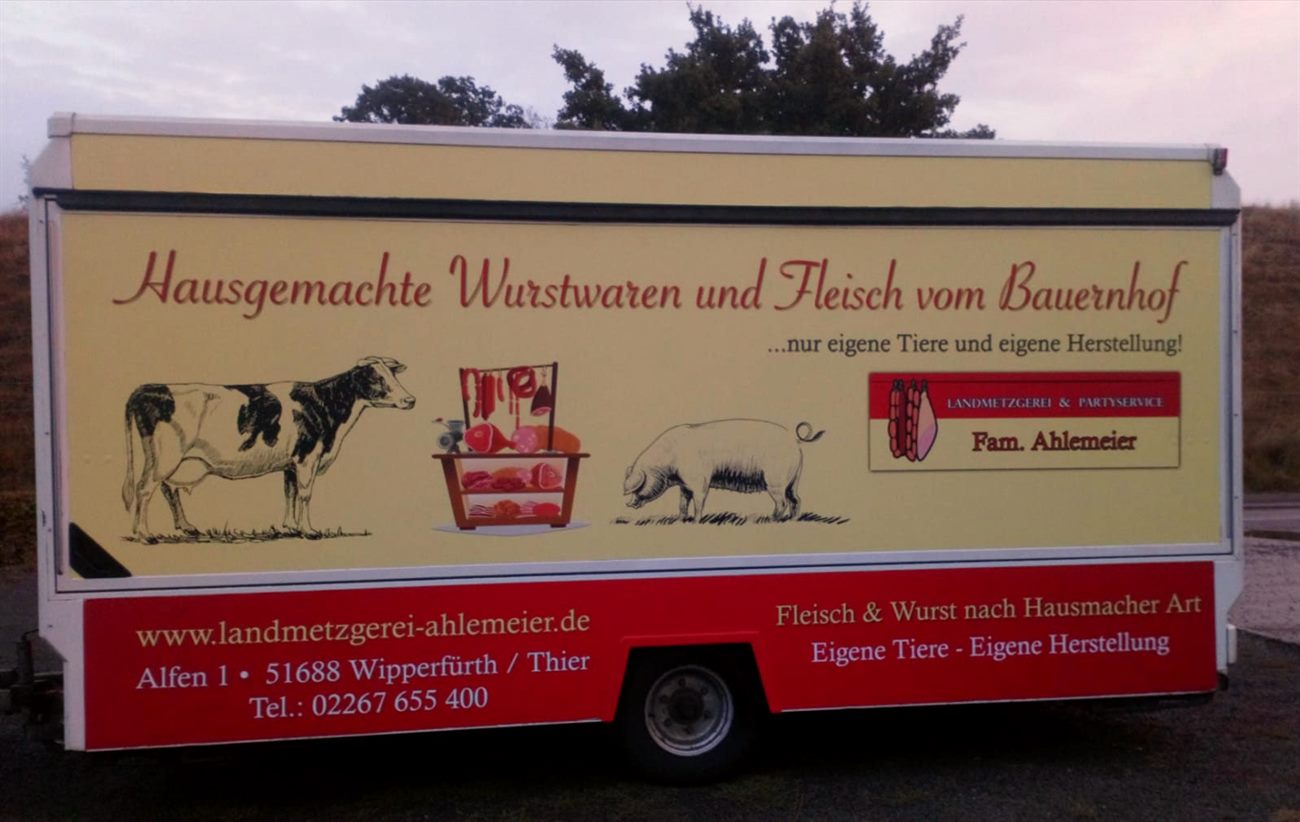 Verkaufswagen mit dem Claim: Hausgemachte Wurstwaren und Fleisch vom Bauernhof
